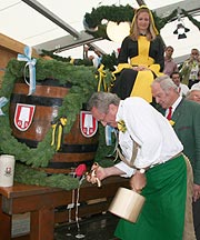 2006 benötigete OB Chrsitian Ude 3 Schläge beim anzapfen des ertsen Wiensfasses (Foto: Martin Schmitz)
